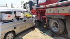 بالصور: اصابة متوسطة لسائق بحادث بين شاحنة ومركبة قرب اللد